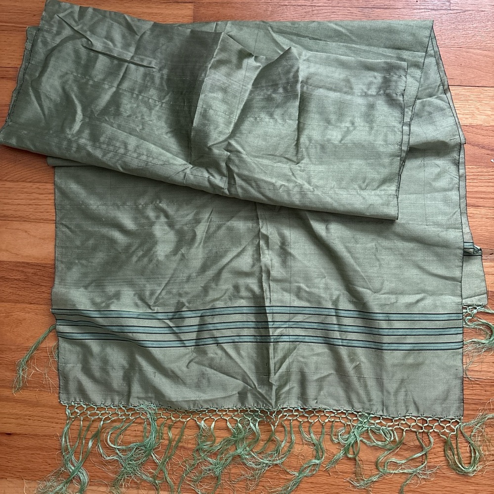 Elegant Green Silk Scarf with Fringe
